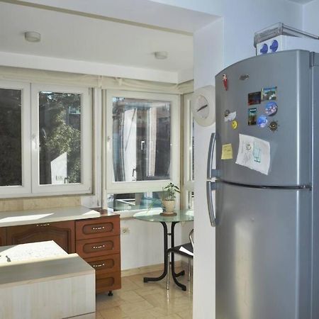 Chic City Retreat - Stylish Apartment In Bllok, Тирана Экстерьер фото