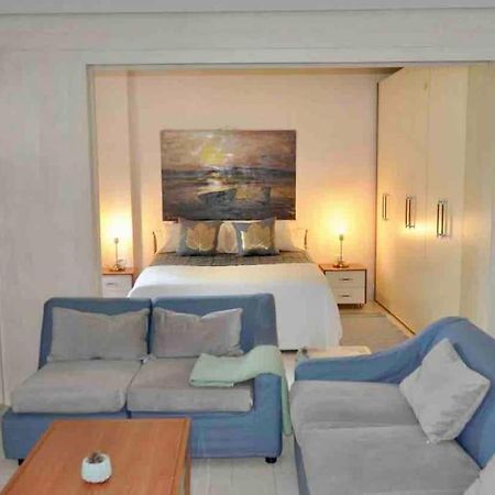 Chic City Retreat - Stylish Apartment In Bllok, Тирана Экстерьер фото