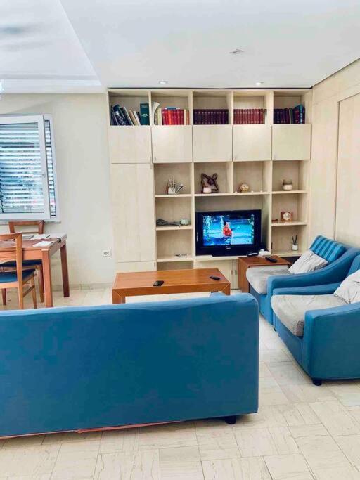 Chic City Retreat - Stylish Apartment In Bllok, Тирана Экстерьер фото