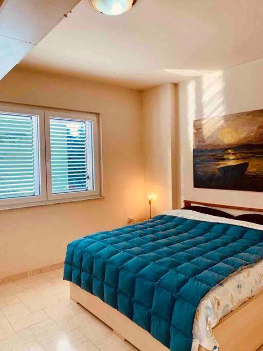 Chic City Retreat - Stylish Apartment In Bllok, Тирана Экстерьер фото