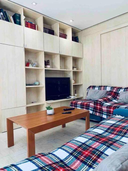 Chic City Retreat - Stylish Apartment In Bllok, Тирана Экстерьер фото